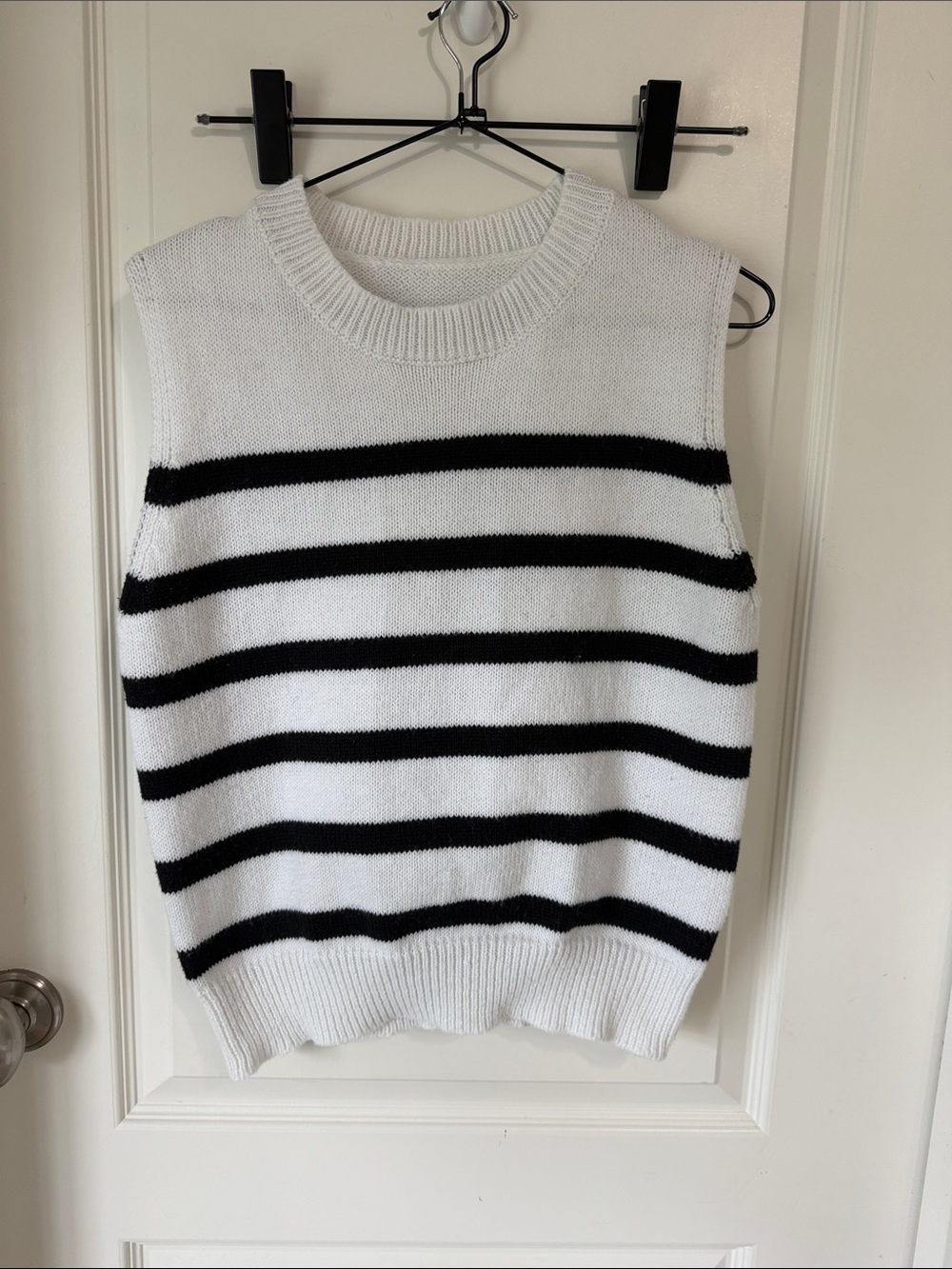Striped Knit Sleeveless Sweater Vest - White & Black